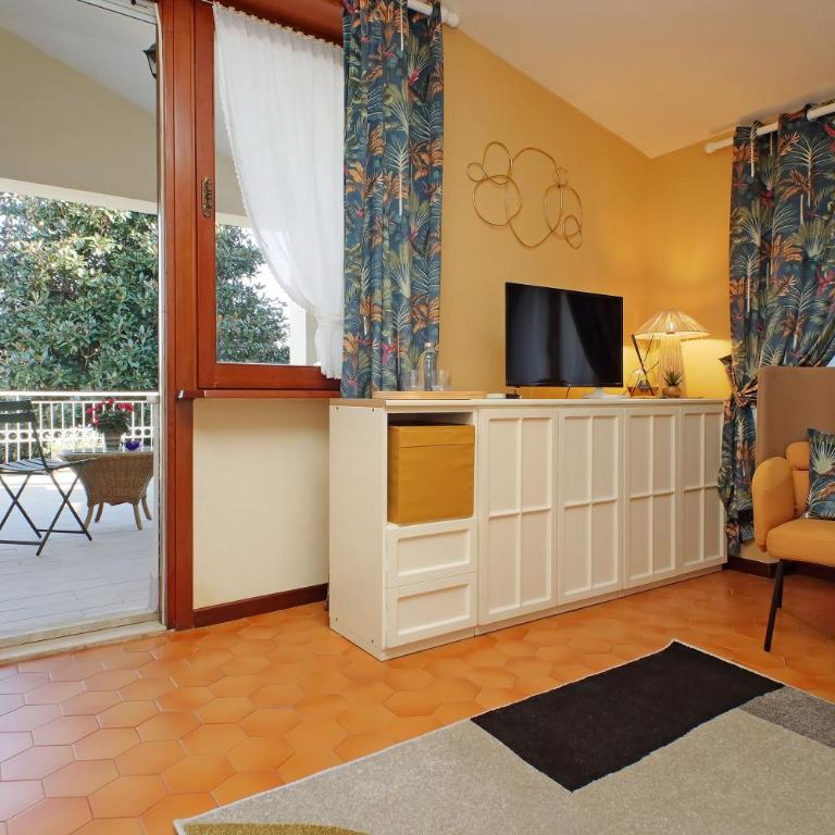 Villa Gisi Guest House - Deluxe Double Room with Balcony - 9