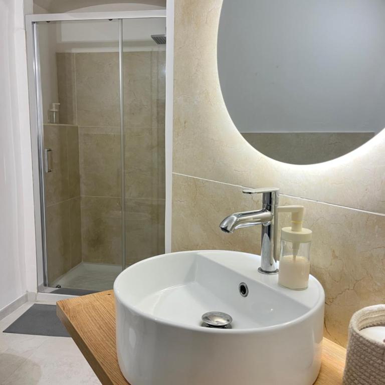 VagaLuna Short Stay - Triple Room with Private Bathroom - 13