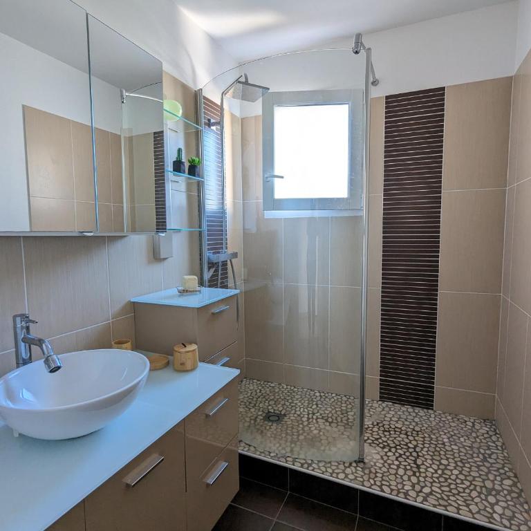 T3 76m² avec terrasse, balcon, à 100m de la plage d'Eyrac, parking et WIFI - FR-1-420-154 - Apartment - 12