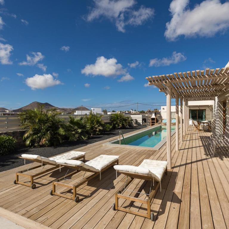 In Lajares Villa Take a swim in our 15m long pool - Villa - 33