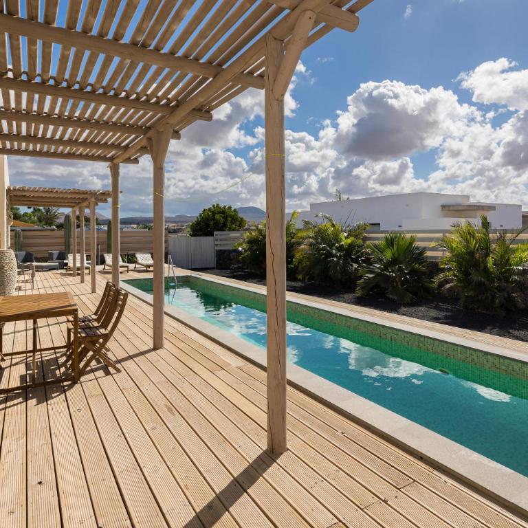 In Lajares Villa Take a swim in our 15m long pool - Villa - 39