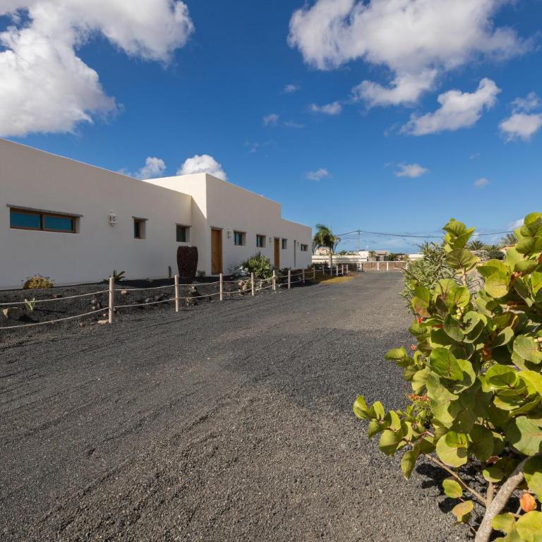 In Lajares Villa Take a swim in our 15m long pool - Villa - 41