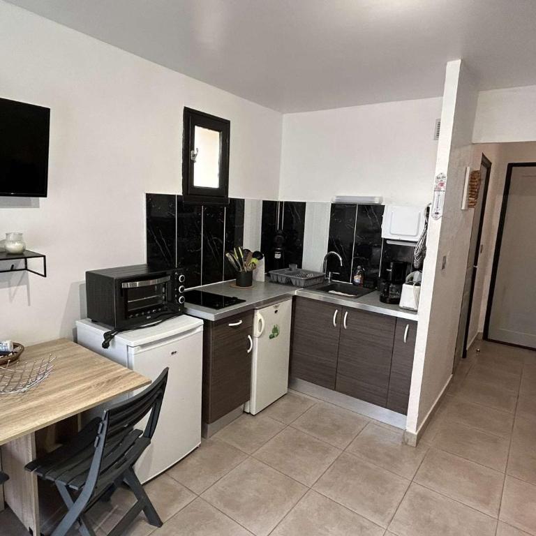 Appartement T1 avec Terrasse, Parking, Proche Plage et Commodités - FR-1-387-207 - Apartamento - 5