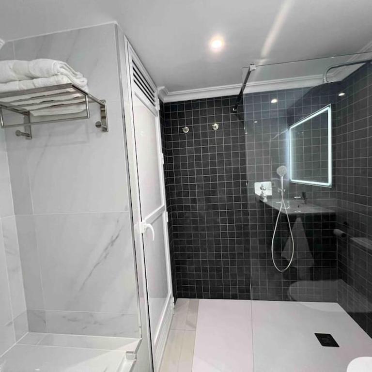 Modern, spacious 3 bedroom apartment with sea view - Three-Bedroom Apartment - 15