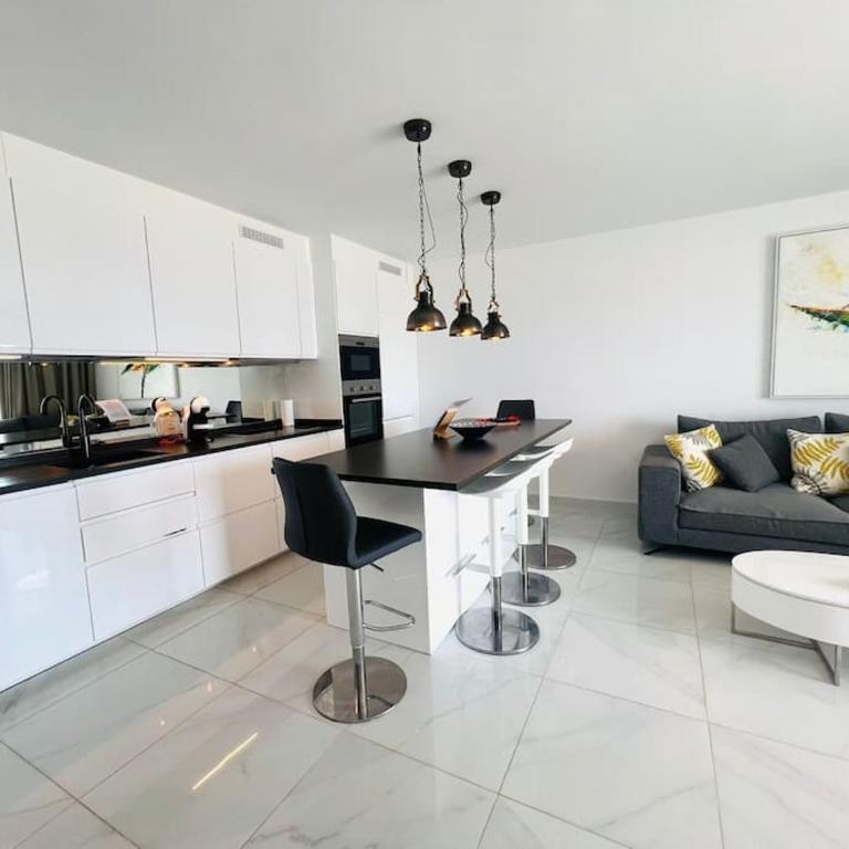 Modern, spacious 3 bedroom apartment with sea view - Three-Bedroom Apartment - 4