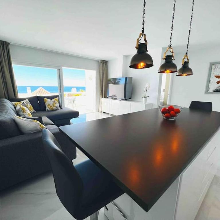 Modern, spacious 3 bedroom apartment with sea view - Three-Bedroom Apartment - 3