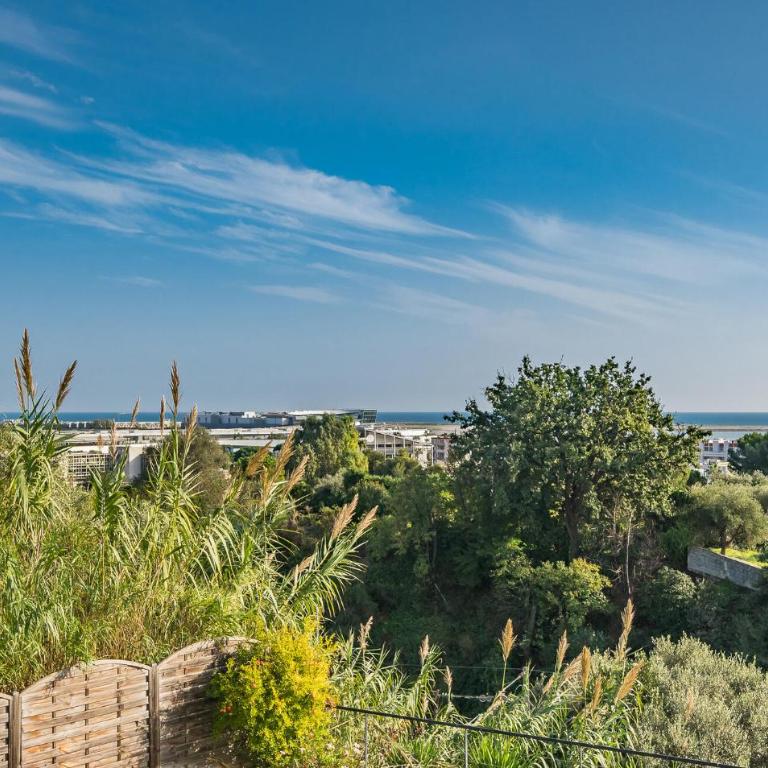 Beach Front Home In Saint-Laurent-Du-Var - Maison de Vacances Six Chambres - 6