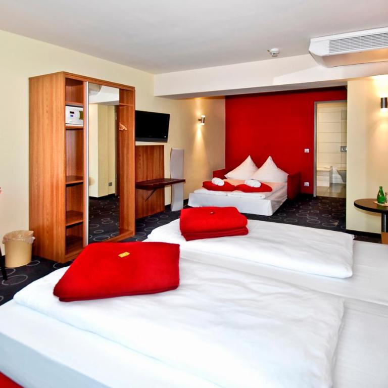 Hotel Central - Camera Matrimoniale con Divano-Letto - 6
