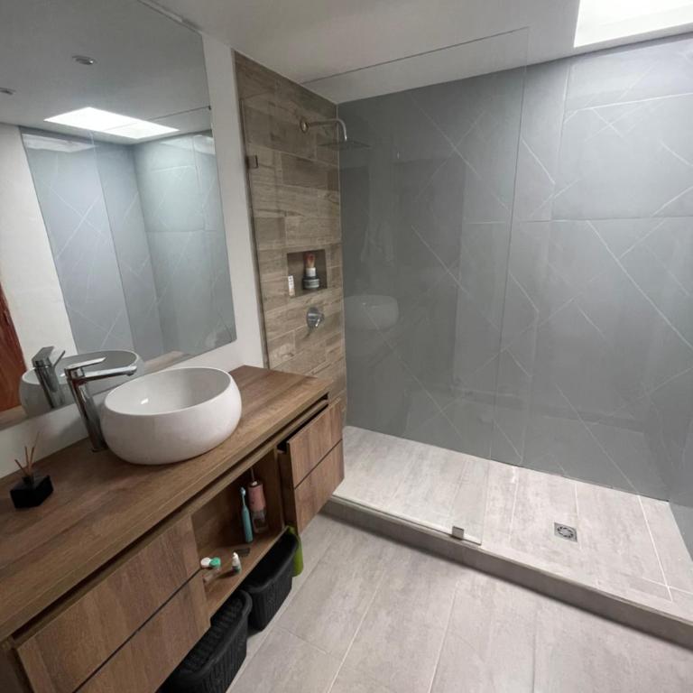 Exclusiva y cómoda casa totalmente equipada. La casa está ubicada en una parte muy estratégica de la ciudad, sector EL CABLE + ZONA ROSA + RESTAURANTES+ DISCOTECAS - Casa de 4 dormitorios - 7