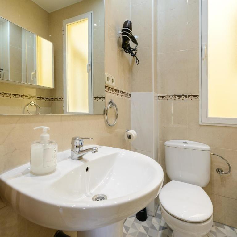 Amplio Piso en Madrid Centro con Vistas al Templo de Debod - Two-Bedroom Apartment - 35