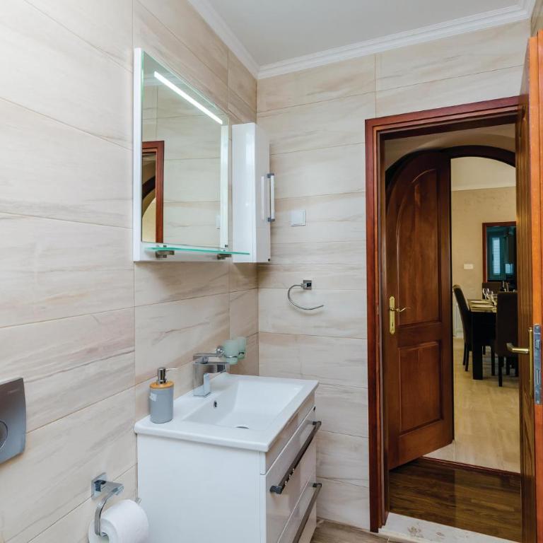 Stunning Home In Herceg Novi With Wifi - Two-Bedroom Holiday Home - 8