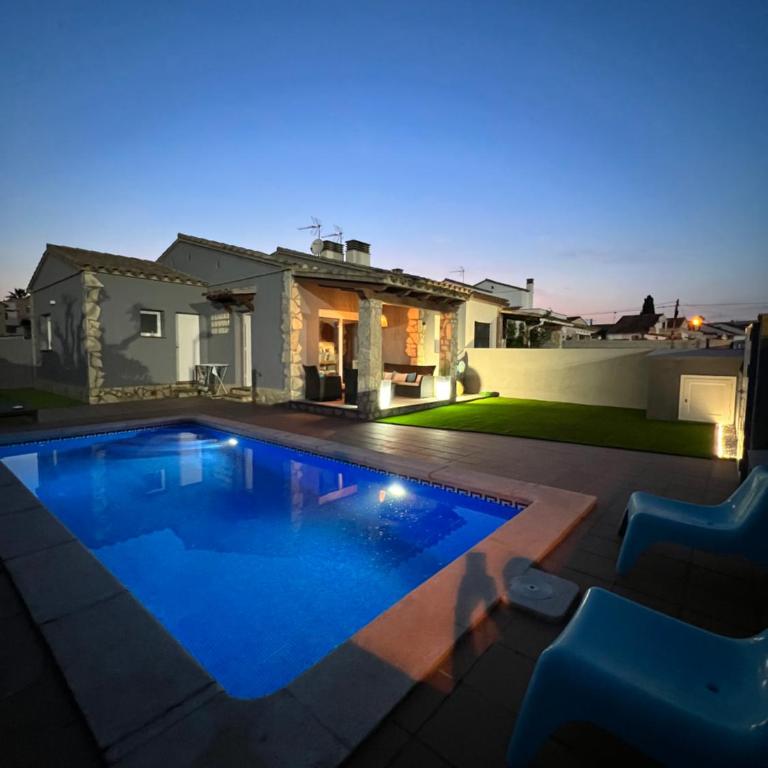 Casa en L Escala con piscina y WIFI free - Casa de 4 dormitorios - 1