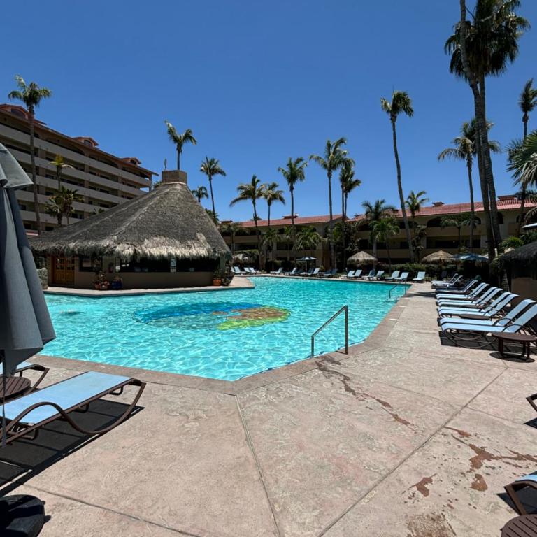 Elegant Pool View w/Balcony| Beach Walk| Hot Tub - Apartamento Premium de 3 dormitorios con vistas al resort - 35