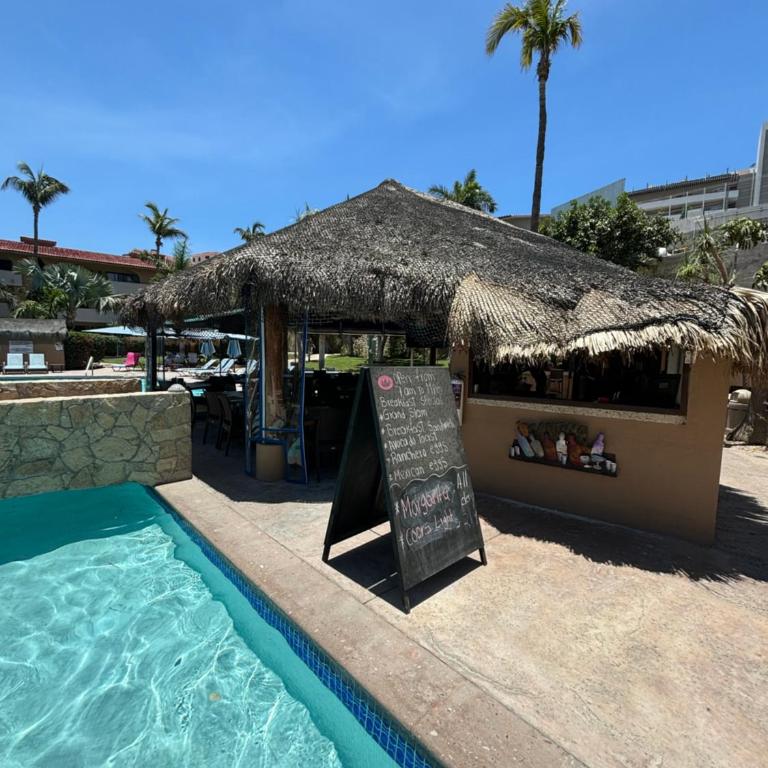 Elegant Pool View w/Balcony| Beach Walk| Hot Tub - Apartamento Premium de 3 dormitorios con vistas al resort - 38