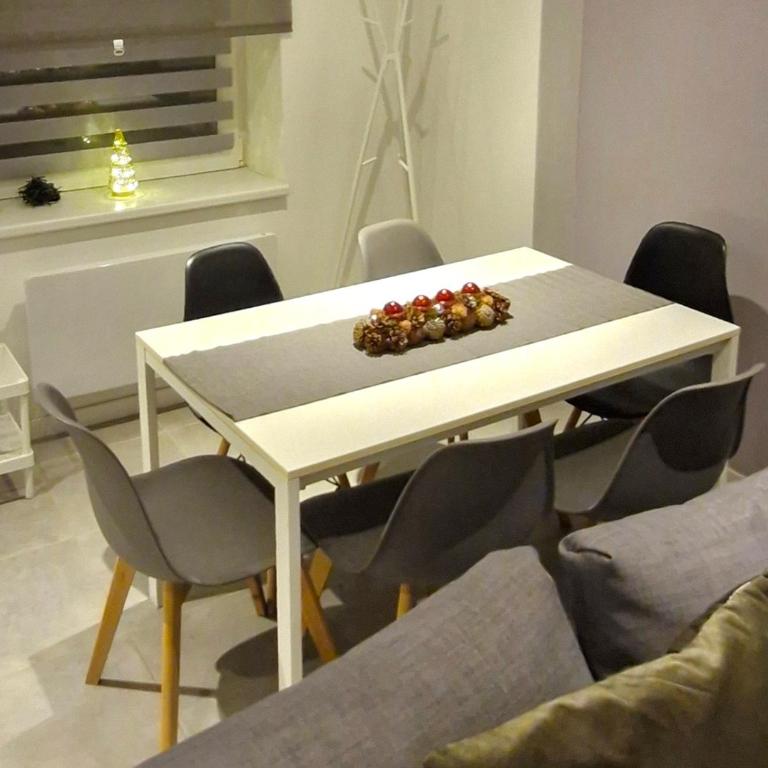 Entire house with arcade machine in a private backyard, 3 bedrooms, 1 bathroom, 1 leaving room with convertible sofa and open kitchen - Haus mit 3 Schlafzimmern - 5