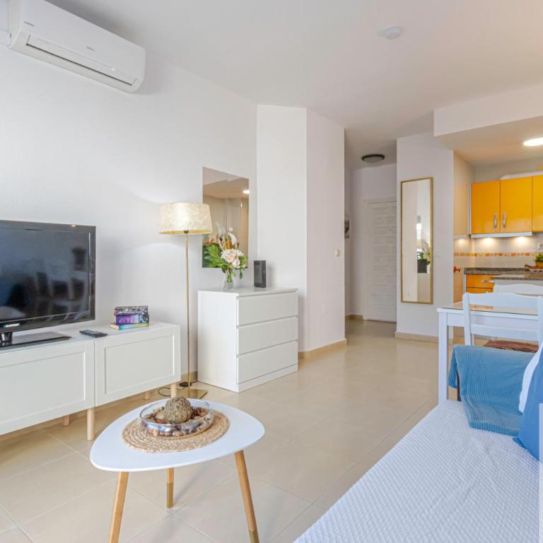 BENAL BEACH Sea View with Excellent Wifi - One-Bedroom Apartment - 13