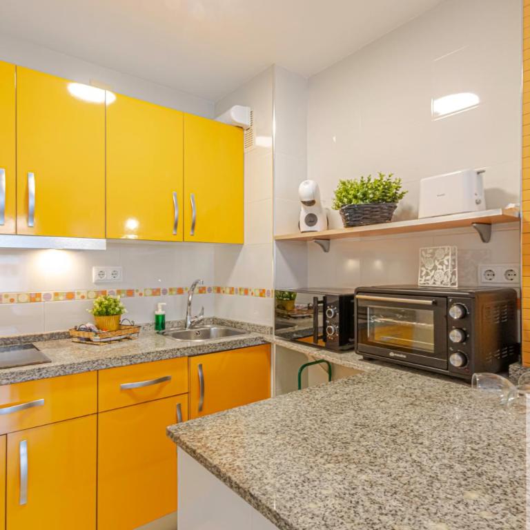 BENAL BEACH Sea View with Excellent Wifi - One-Bedroom Apartment - 16