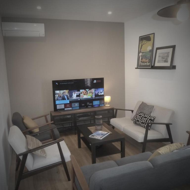 les LOFTS de SAINT CLAIR Un balcon à TOULON CENTRE VILLE, marché provençal, 4CH avec bureau et connexions WIFI haut débit, CLIM, 5 smart TV, 2 salles d'eau, 2WC, 8 PAX max, tout à pied - Apartment - 16