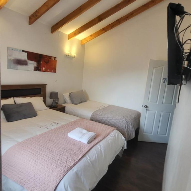 Hostal Uruz - Habitación Familiar con baño privado - 3