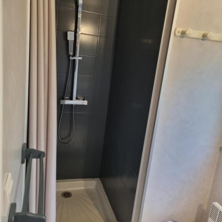 Les Chalets de SAUMUR, Piscine & Parc boisé, 100m du CadreNoir - Chalet 3 Chambres - 34