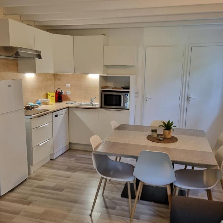 Les Chalets de SAUMUR, Piscine & Parc boisé, 100m du CadreNoir - Chalet 3 Chambres - 38