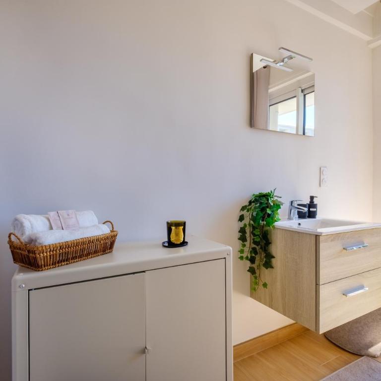 LA GRANDE BLEUE, Magnifique T2 climatisé, proche de la mer - One-Bedroom Apartment - 12