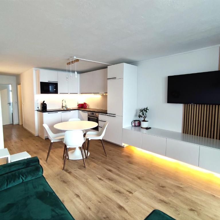 2-Zimmer Wohnung, Pools, Sauna und Balkon - Apartment mit 1 Schlafzimmer, Balkon und Bergblick - 2