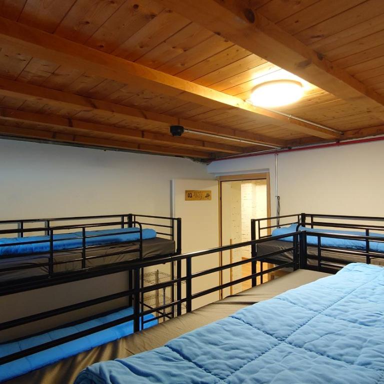 Naturfreunde Hostel Grindelwald - Bett im Frauenschlafsaal mit 6 Betten und Gemeinschaftsbad - 5