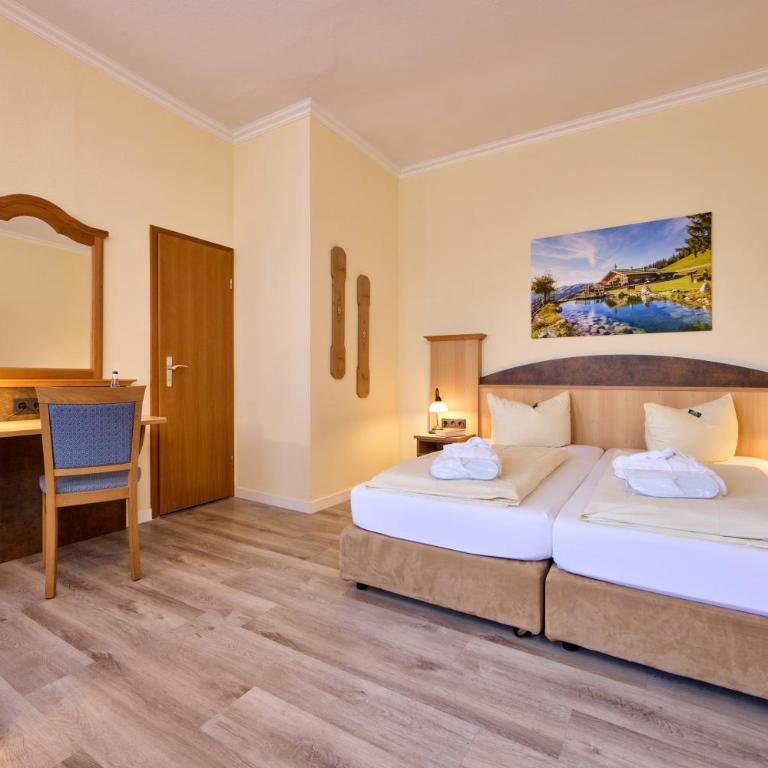 Hotel Vier Jahreszeiten - Dreibettzimmer - 5