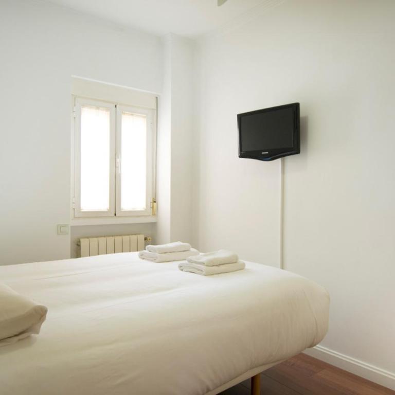Bright and Wide apartment - Avenida de America - Two-Bedroom Apartment - 15