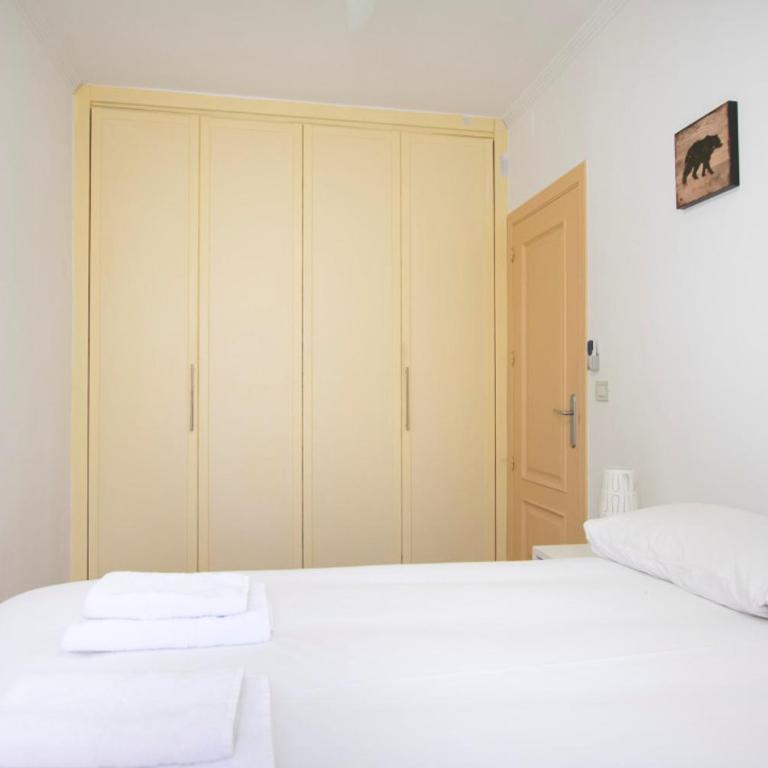 Bright and Wide apartment - Avenida de America - Two-Bedroom Apartment - 18