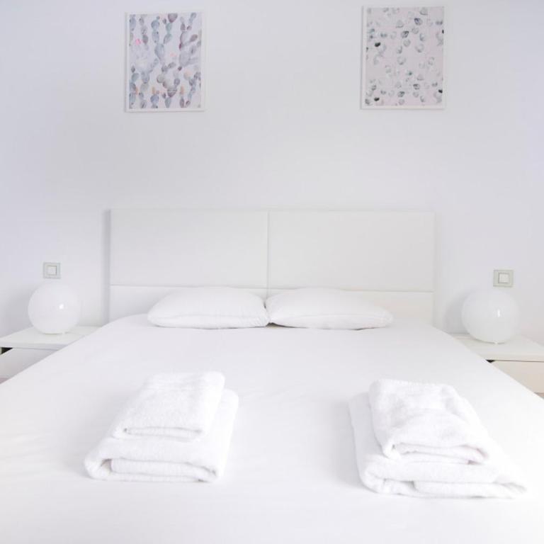 Bright and Wide apartment - Avenida de America - Two-Bedroom Apartment - 19