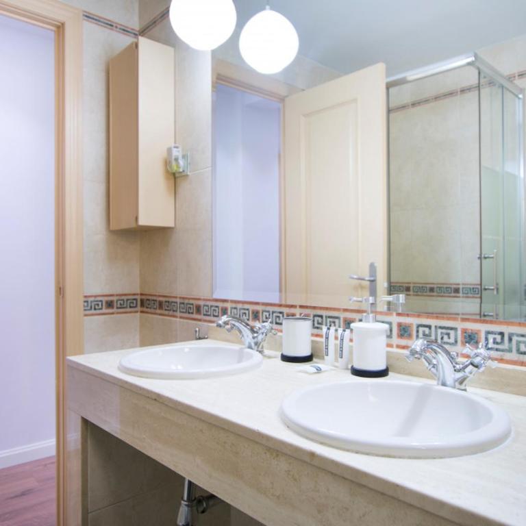 Bright and Wide apartment - Avenida de America - Two-Bedroom Apartment - 20