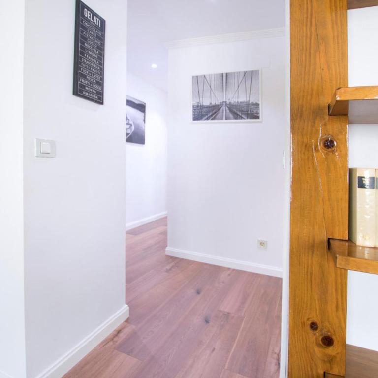 Bright and Wide apartment - Avenida de America - Two-Bedroom Apartment - 26
