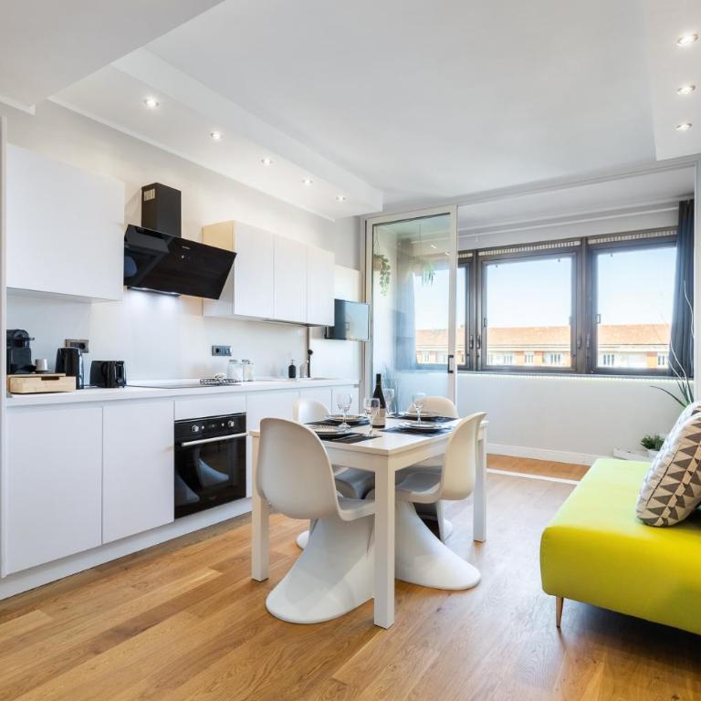 Moderno Attico con Vista Panoramica e Piscina - Appartamento con 2 Camere da Letto - 2
