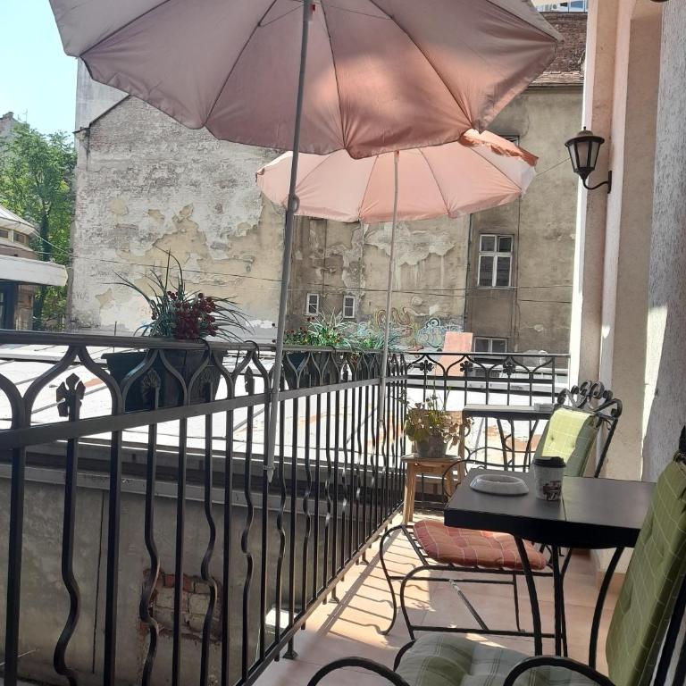 Authentic Belgrade Centre Apartments for large groups, Republic Square - Up to 39 people in 4 apartments - Apartman s 5 Spavaćih Soba i Terasom - 7