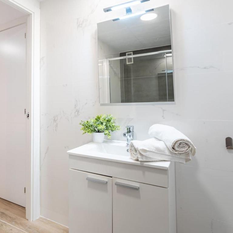 Salou Moderno Cozy 5pax Wifi AA Parking - Two-Bedroom Apartment with Terrace - 25