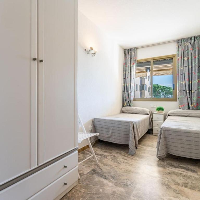Oasis Salou (6Pax) PortAventura Pool Wifi Parking - Three-Bedroom Apartment with Sea View - 63