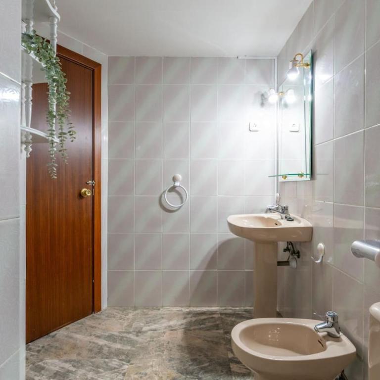 Oasis Salou (6Pax) PortAventura Pool Wifi Parking - Three-Bedroom Apartment with Sea View - 53