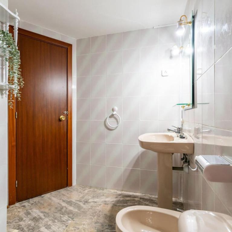 Oasis Salou (6Pax) PortAventura Pool Wifi Parking - Three-Bedroom Apartment with Sea View - 39