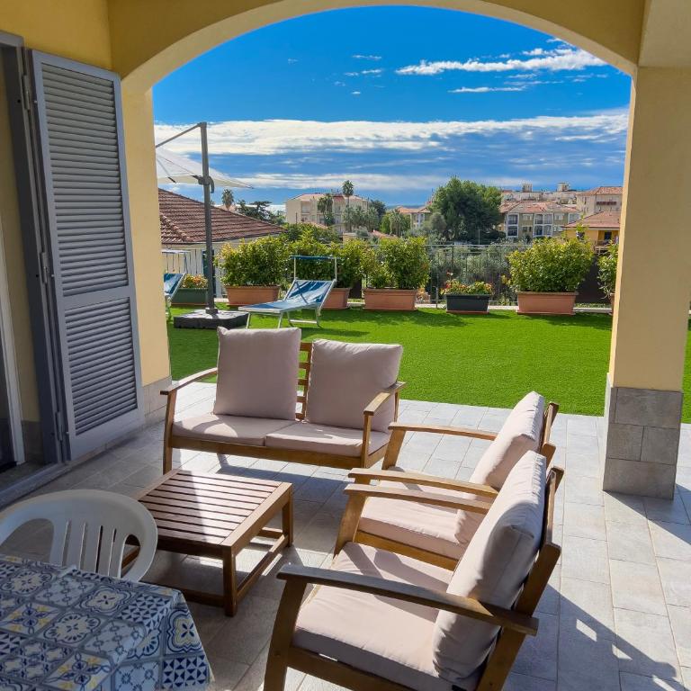 Villa Mimosa Diano Marina: exclusive use villa, garden, barbecue, 3 bedrooms and 3 bathrooms - Villa - 56