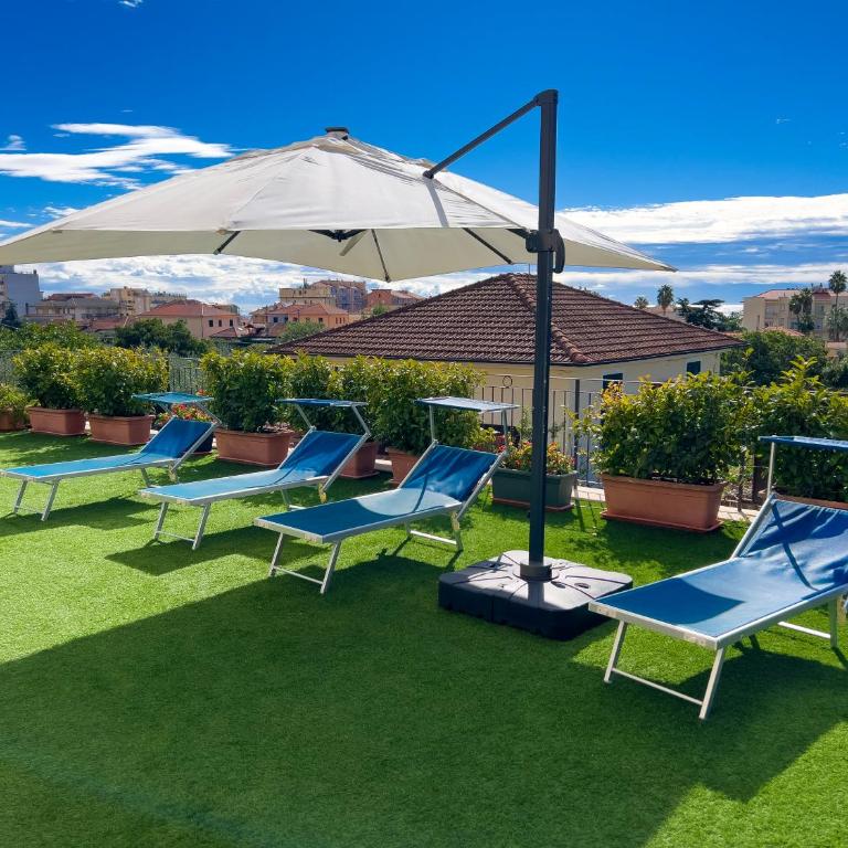 Villa Mimosa Diano Marina: exclusive use villa, garden, barbecue, 3 bedrooms and 3 bathrooms - Villa - 55