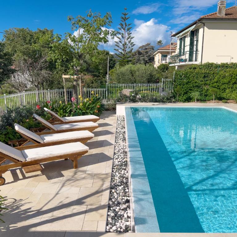 Villa Mimosa Diano Marina: exclusive use villa, garden, barbecue, 3 bedrooms and 3 bathrooms - Villa - 82