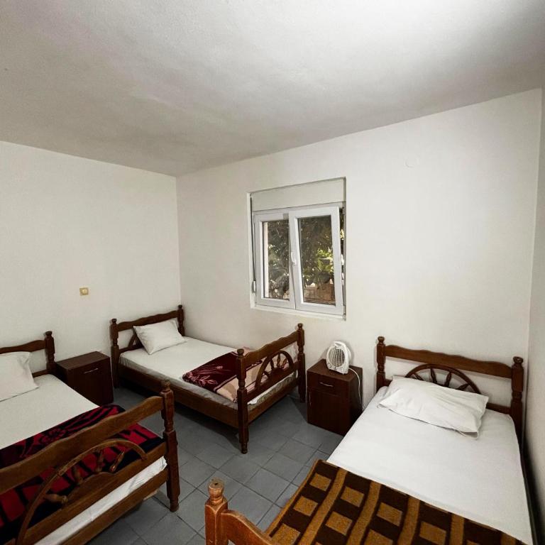 Stone Villa Guesthouse - Economy Trokrevetna Soba sa Zajedničkim Kupatilom - 3