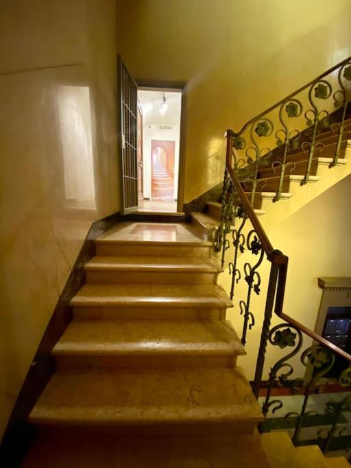 Portico dei Servi Central Historical Apartment - Three-Bedroom Apartment - 30