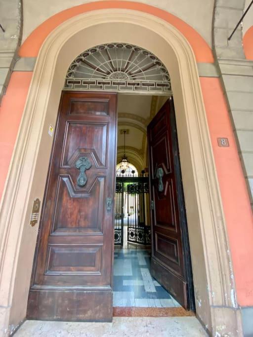 Portico dei Servi Central Historical Apartment - Three-Bedroom Apartment - 37
