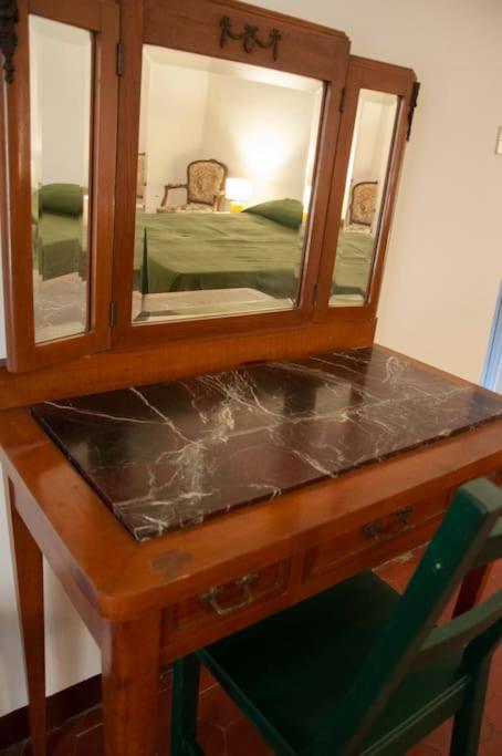 Portico dei Servi Central Historical Apartment - Three-Bedroom Apartment - 45