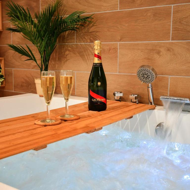 La Gioya - Love Room, Jacuzzi, Baldaquin - Studio avec Baignoire Spa - 41