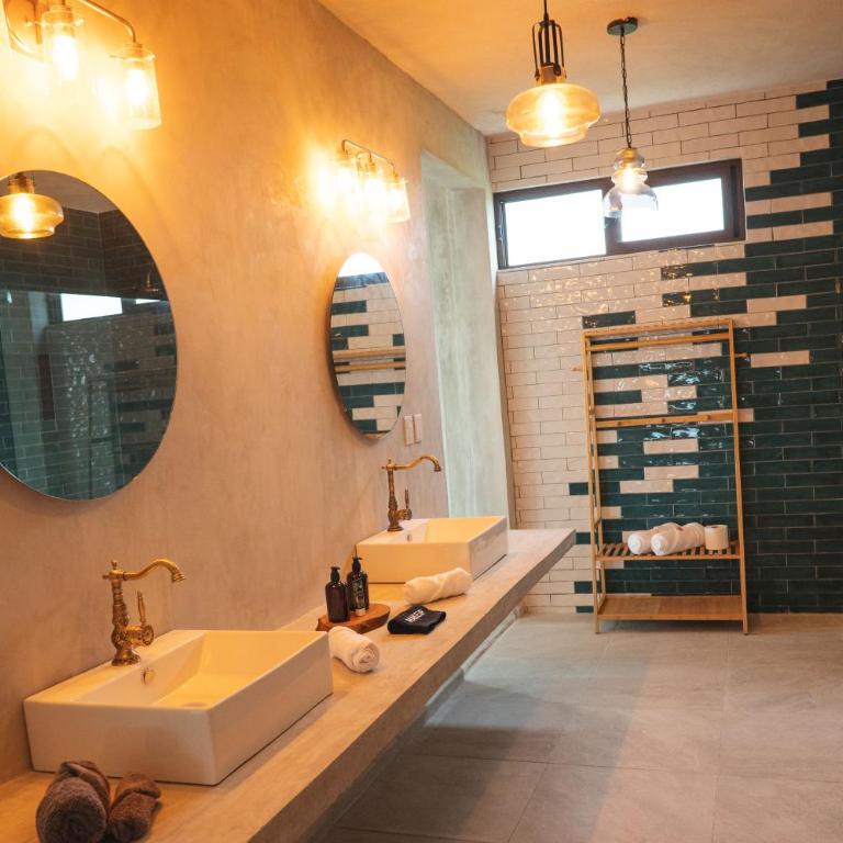 La Familia Casa and Suites - Deluxe Suite with Sea View - 3