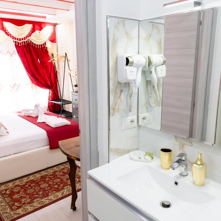 La Dolce Casa - Double Room with Private Bathroom - 9